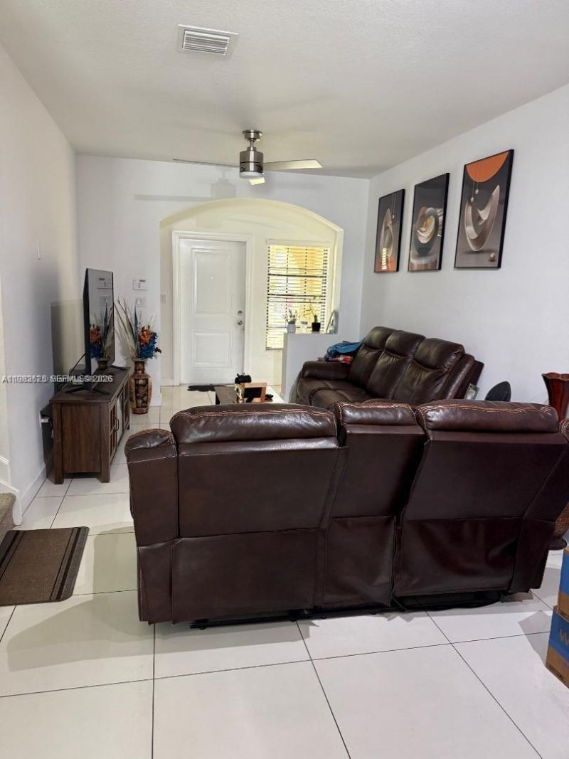 424 NE 194th Ter , Miami, FL 33179 Photo