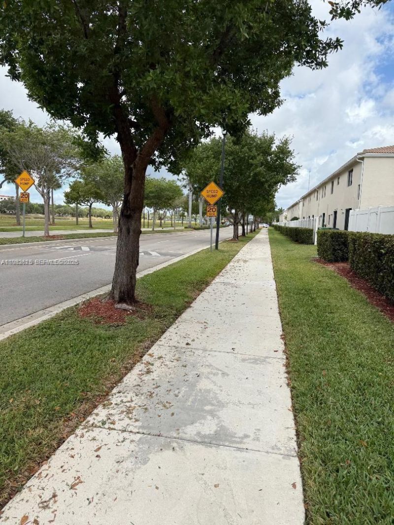 424 NE 194th Ter , Miami, FL 33179 Photo