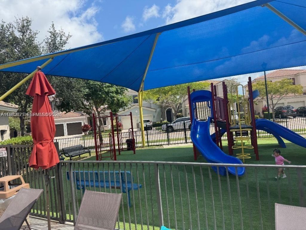 424 NE 194th Ter , Miami, FL 33179 Photo