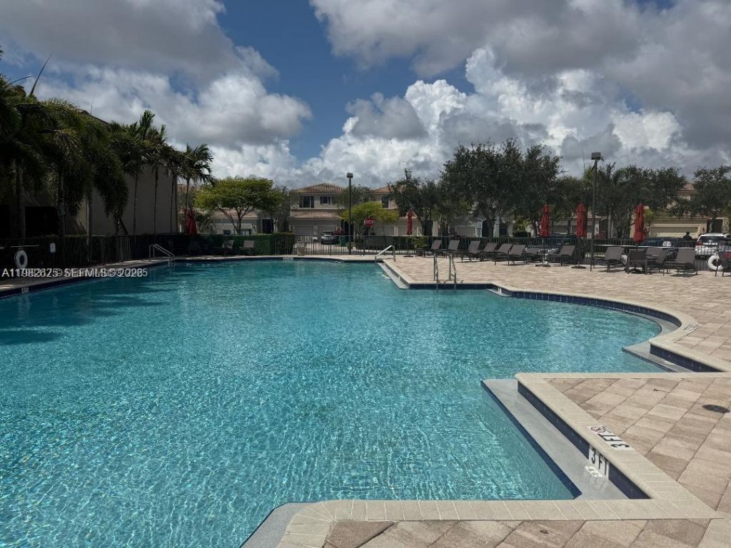 424 NE 194th Ter , Miami, FL 33179 Photo