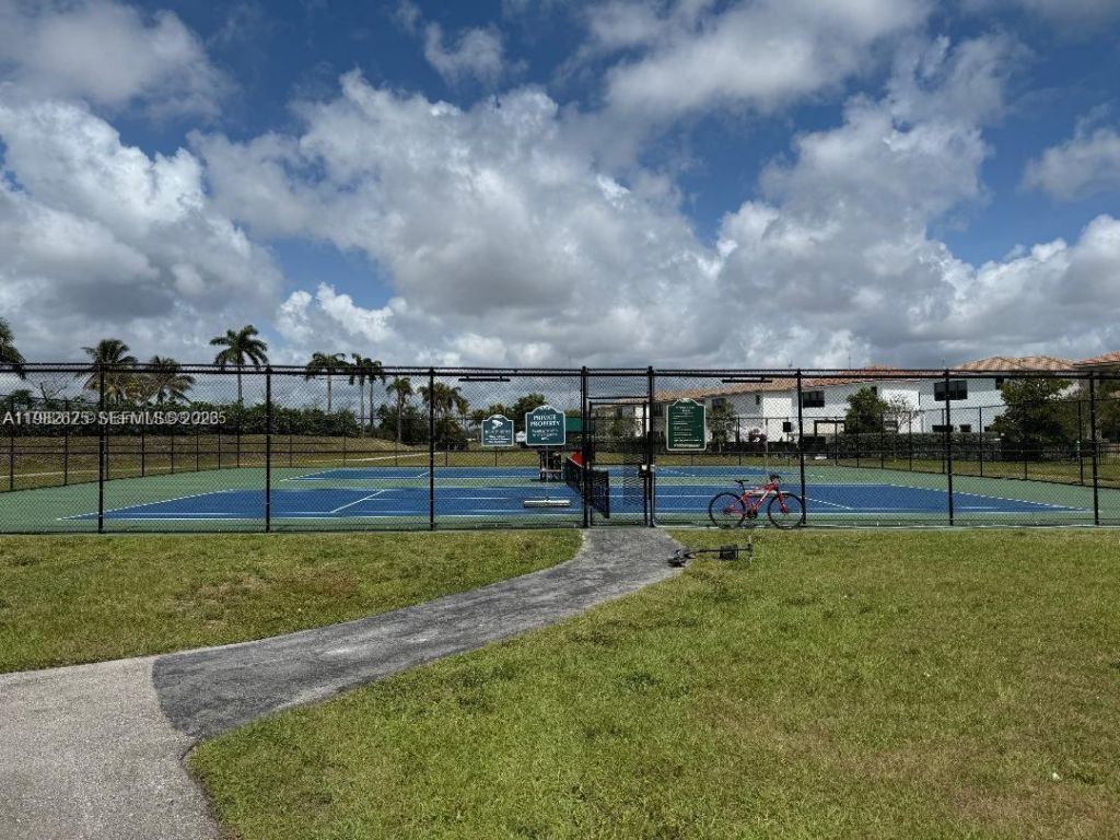 424 NE 194th Ter , Miami, FL 33179 Photo