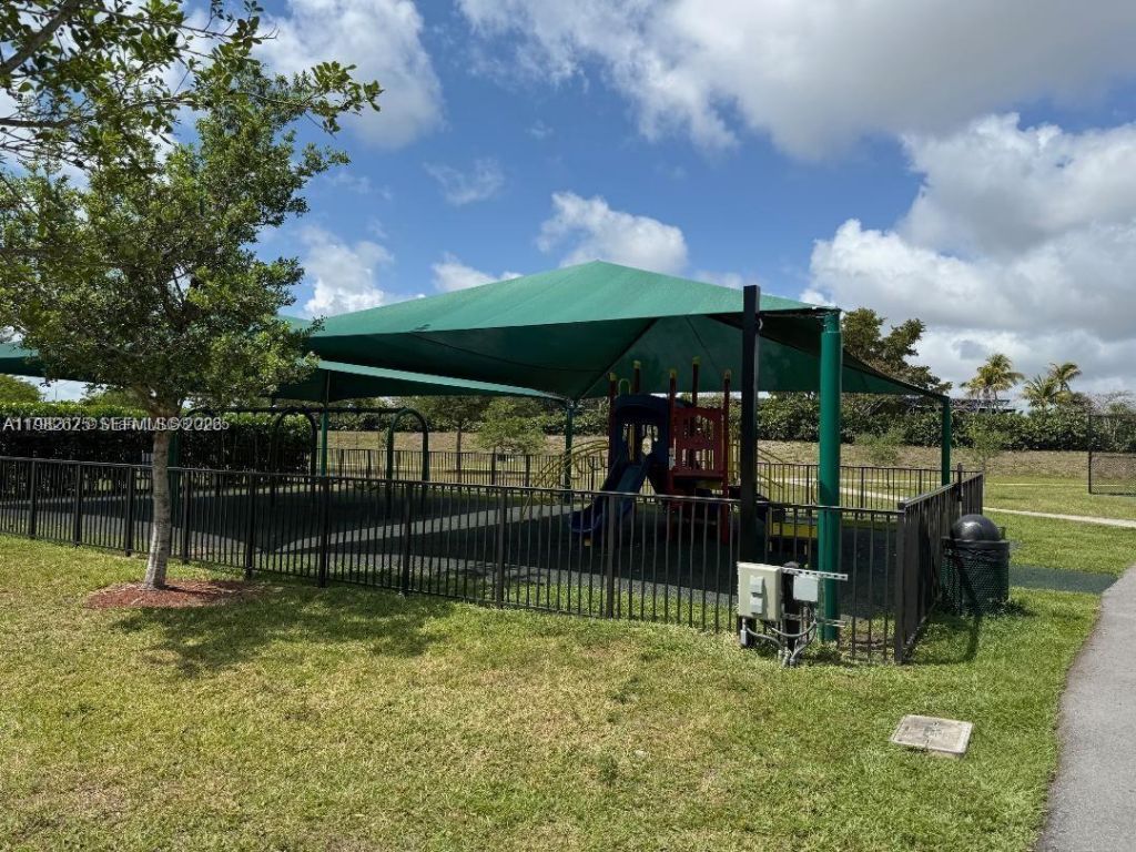 424 NE 194th Ter , Miami, FL 33179 Photo
