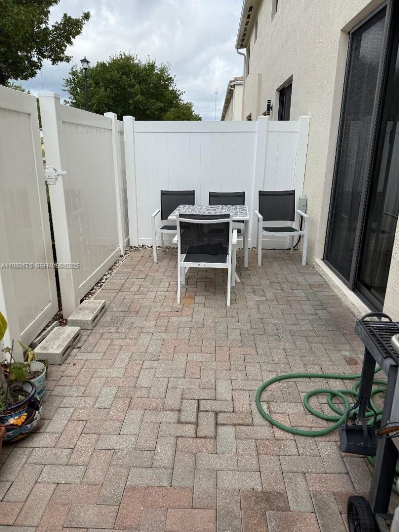 424 NE 194th Ter , Miami, FL 33179 Photo