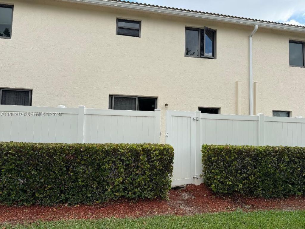 424 NE 194th Ter , Miami, FL 33179 Photo