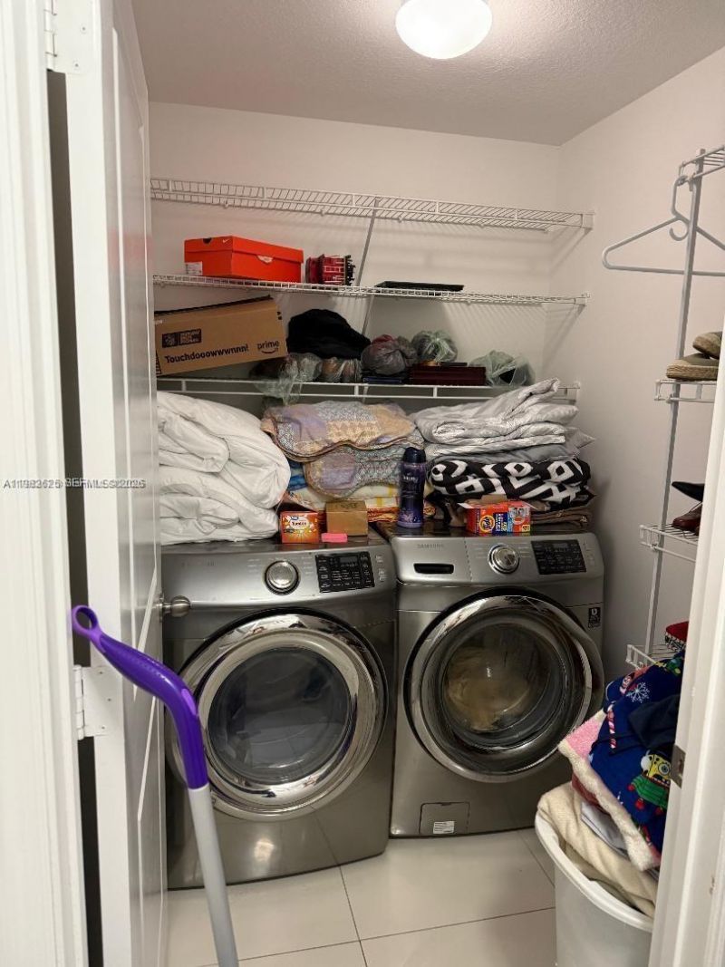 424 NE 194th Ter , Miami, FL 33179 Photo
