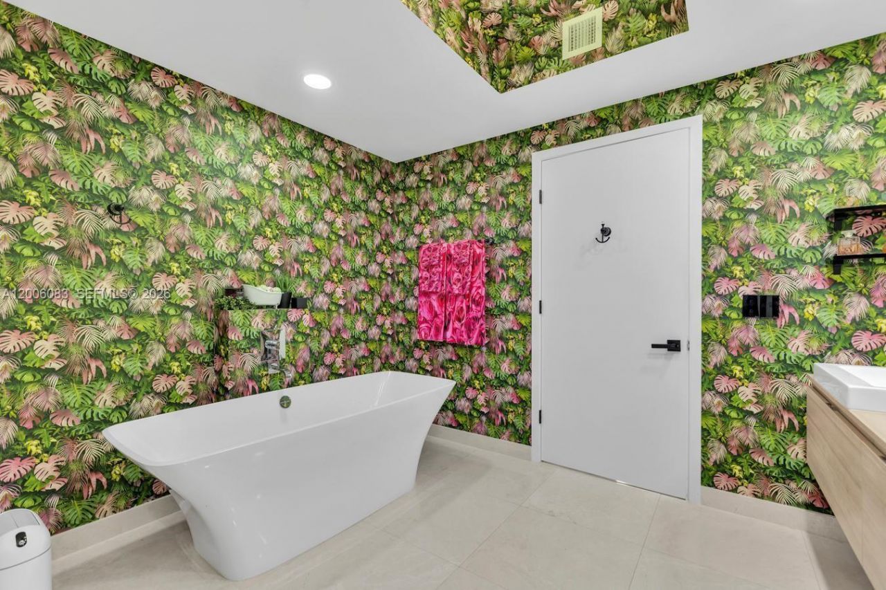 17111 Biscayne Blvd , Unit 909, North Miami Beach, FL 33160 Photo