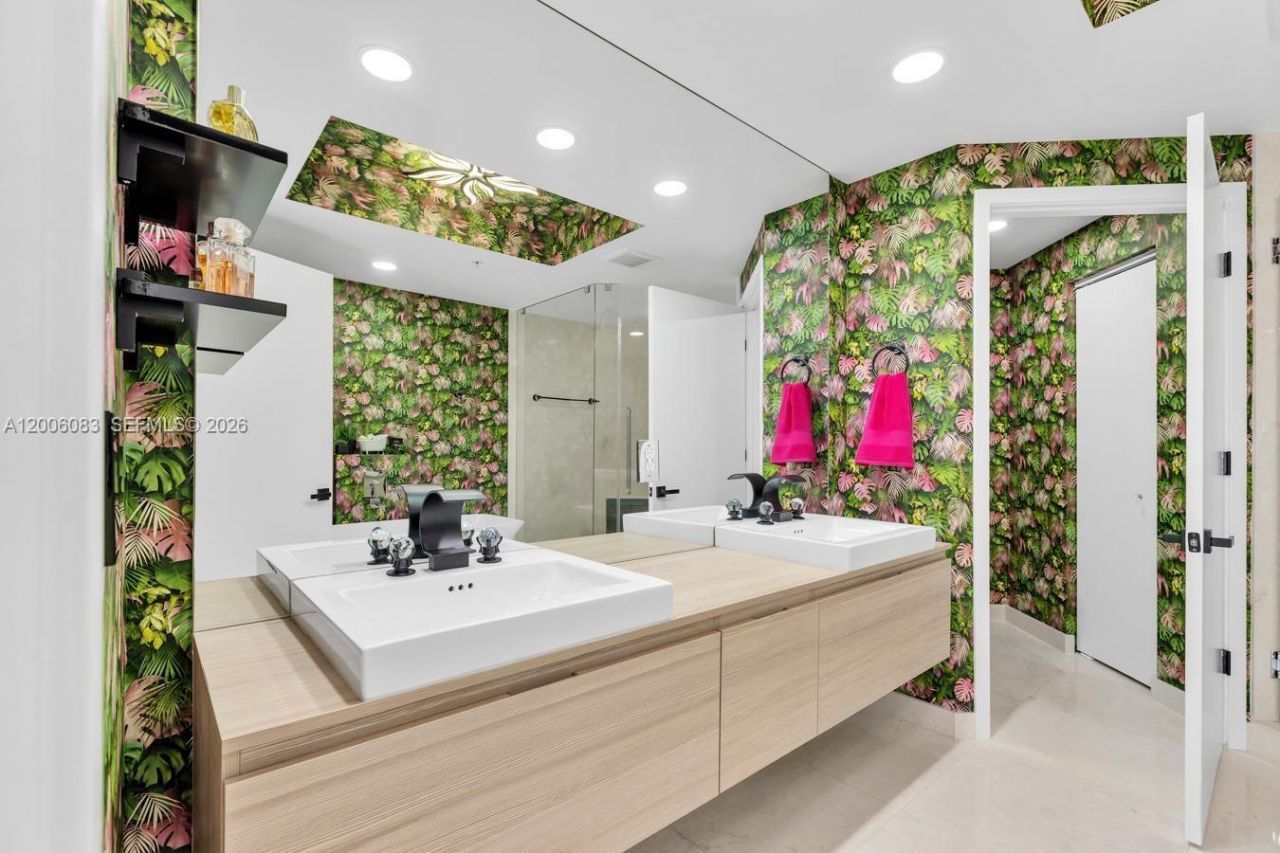 17111 Biscayne Blvd , Unit 909, North Miami Beach, FL 33160 Photo