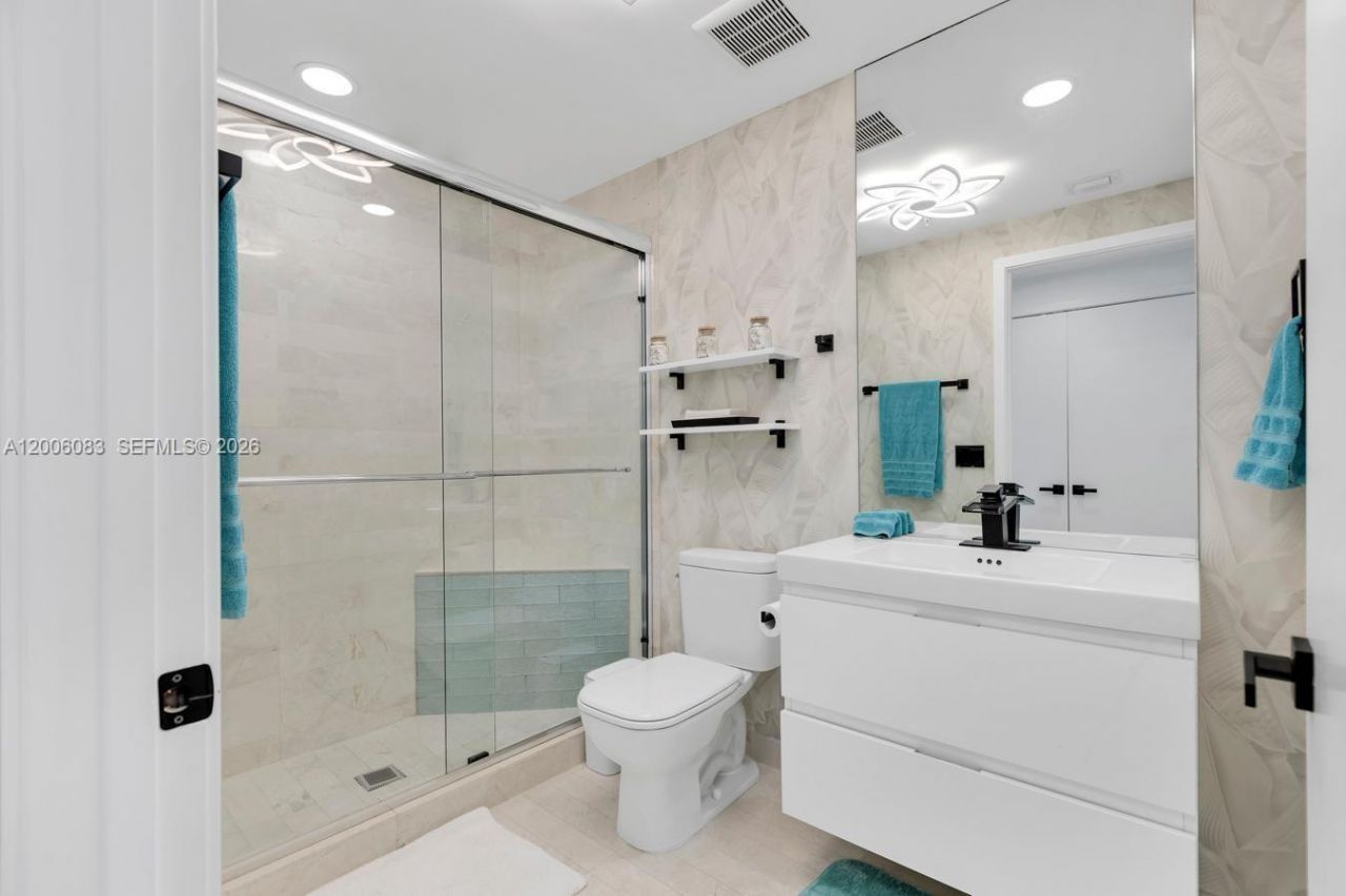 17111 Biscayne Blvd , Unit 909, North Miami Beach, FL 33160 Photo
