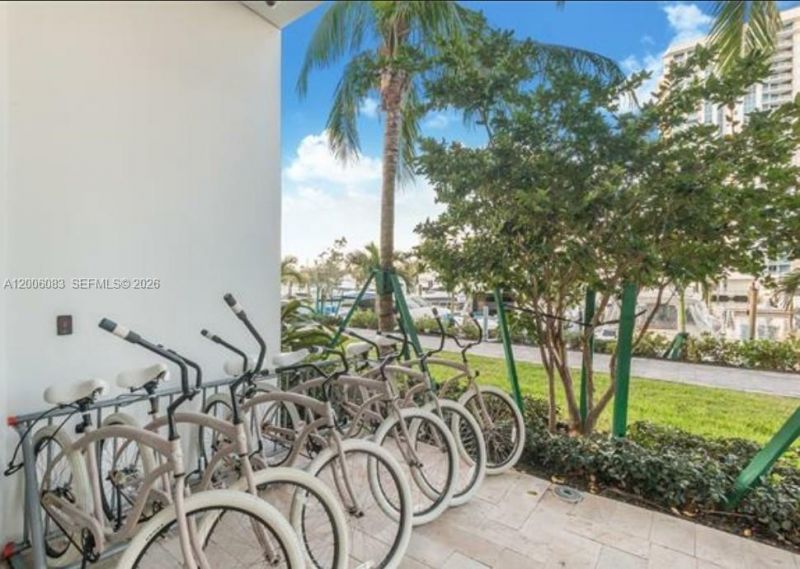 17111 Biscayne Blvd , Unit 909, North Miami Beach, FL 33160 Photo