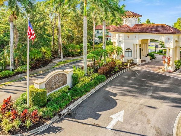 7542 Bristol Cir, Naples, FL 34120