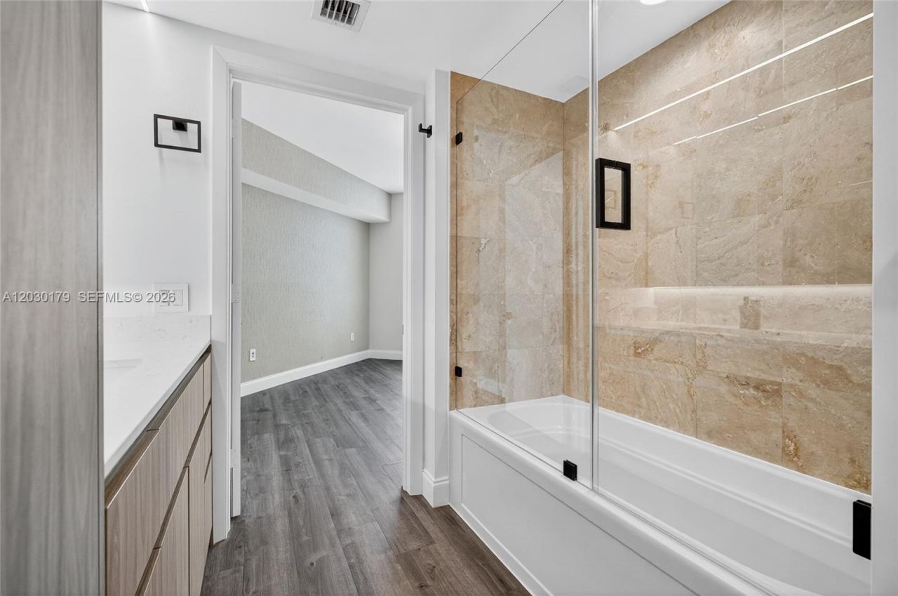 350 S Miami Ave , Unit 1705, Miami, FL 33130 Photo
