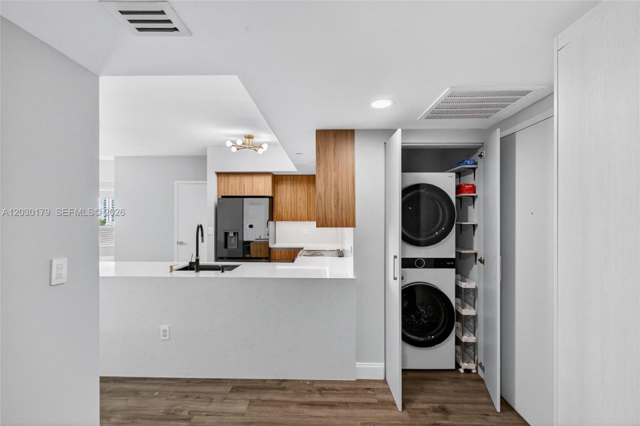 350 S Miami Ave , Unit 1705, Miami, FL 33130 Photo