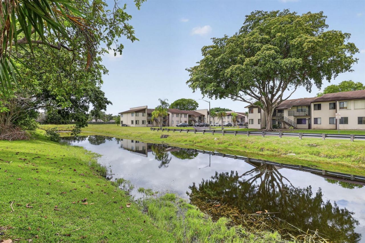 153 W Hemingway Circle W, Margate, FL 33063 Photo