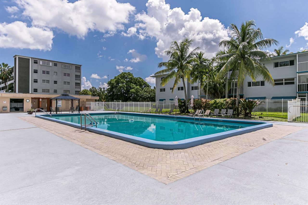 950 Hillcrest Drive , Unit 514, Hollywood, FL 33021 Photo