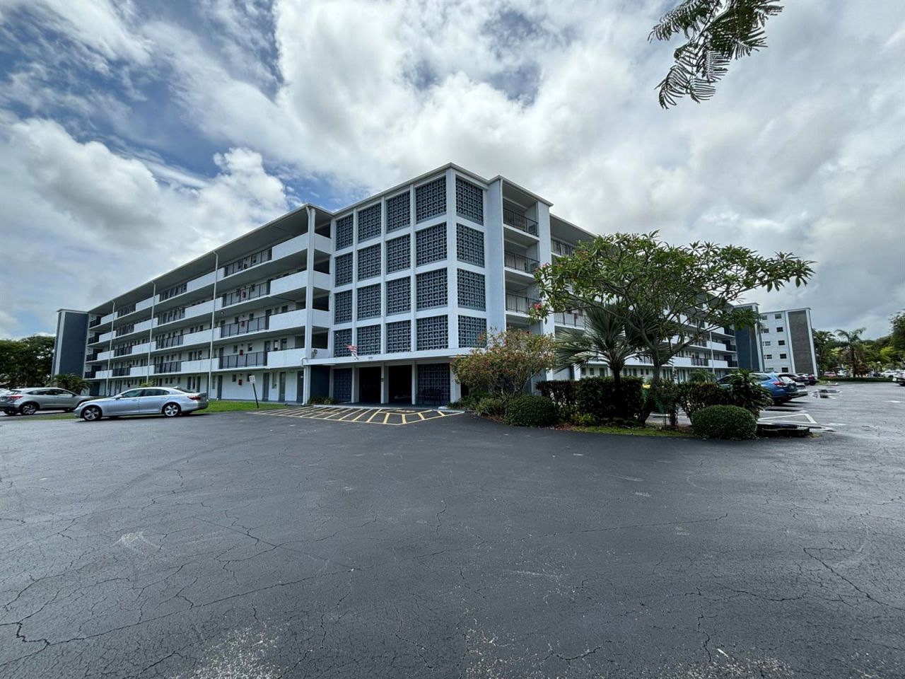 950 Hillcrest Drive , Unit 514, Hollywood, FL 33021 Photo