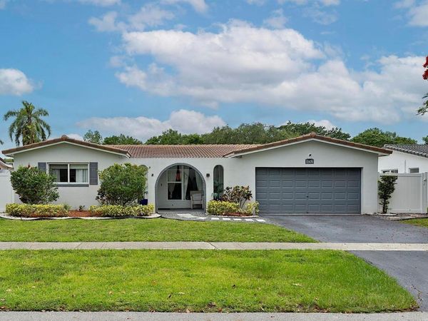 10476 NW 3rd Street , Plantation, FL 33324