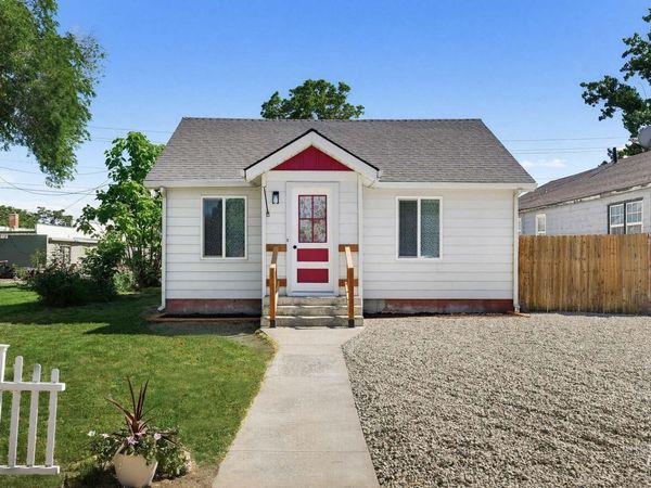 18 E Montana Ave, Homedale, ID 83628