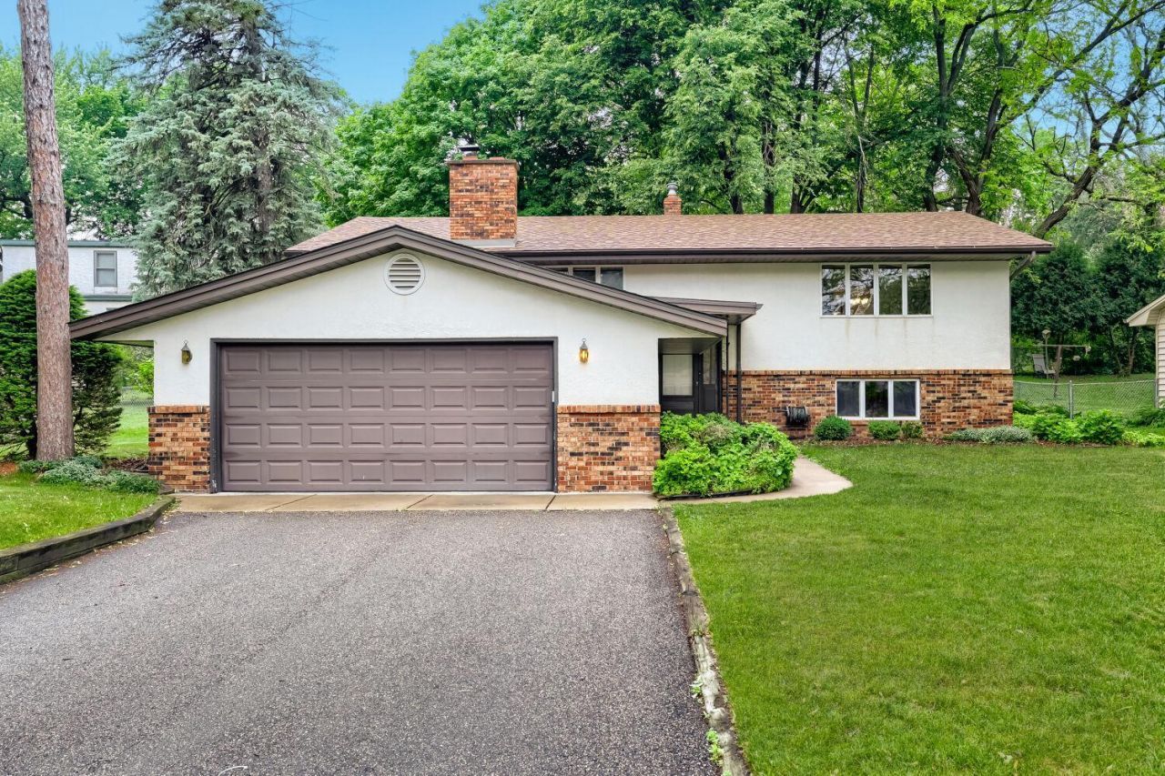6801 Willow Lane N, Brooklyn Center, MN 55430 Main Photo