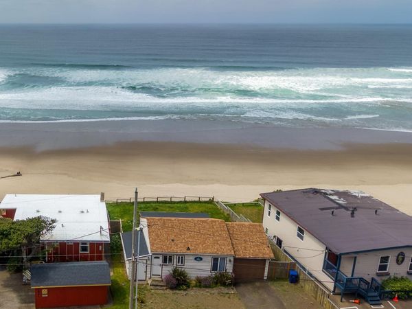 1933 NW Harbor Av, Lincoln City, OR 97367