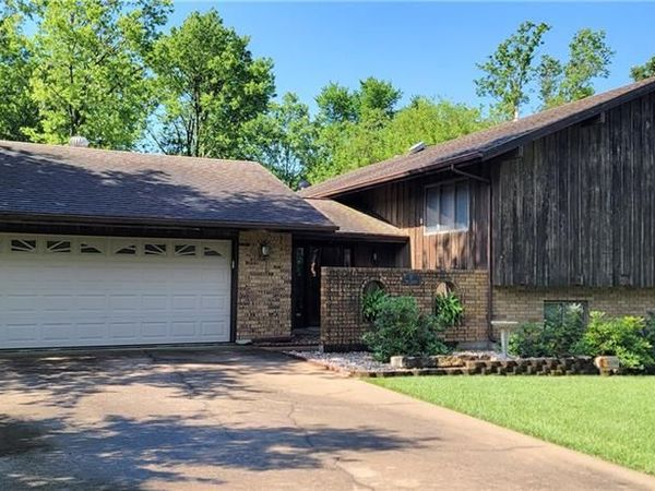 21 W Edwards Street, Iola, KS 66749