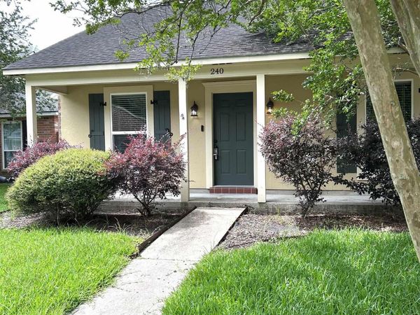 240 Meadow Bend Dr, Baton Rouge, LA 70820