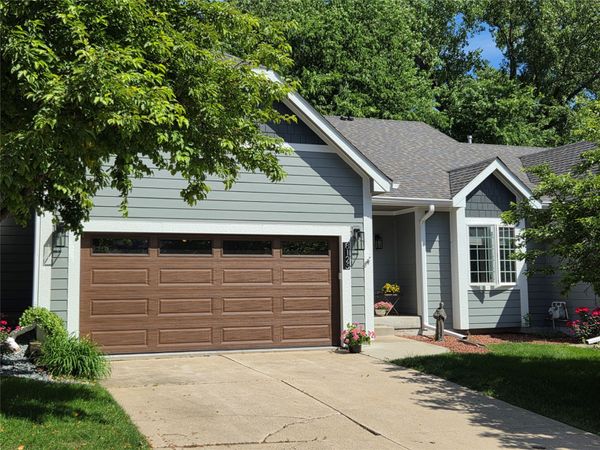 8125 Rocklyn Drive, Urbandale, IA 50322