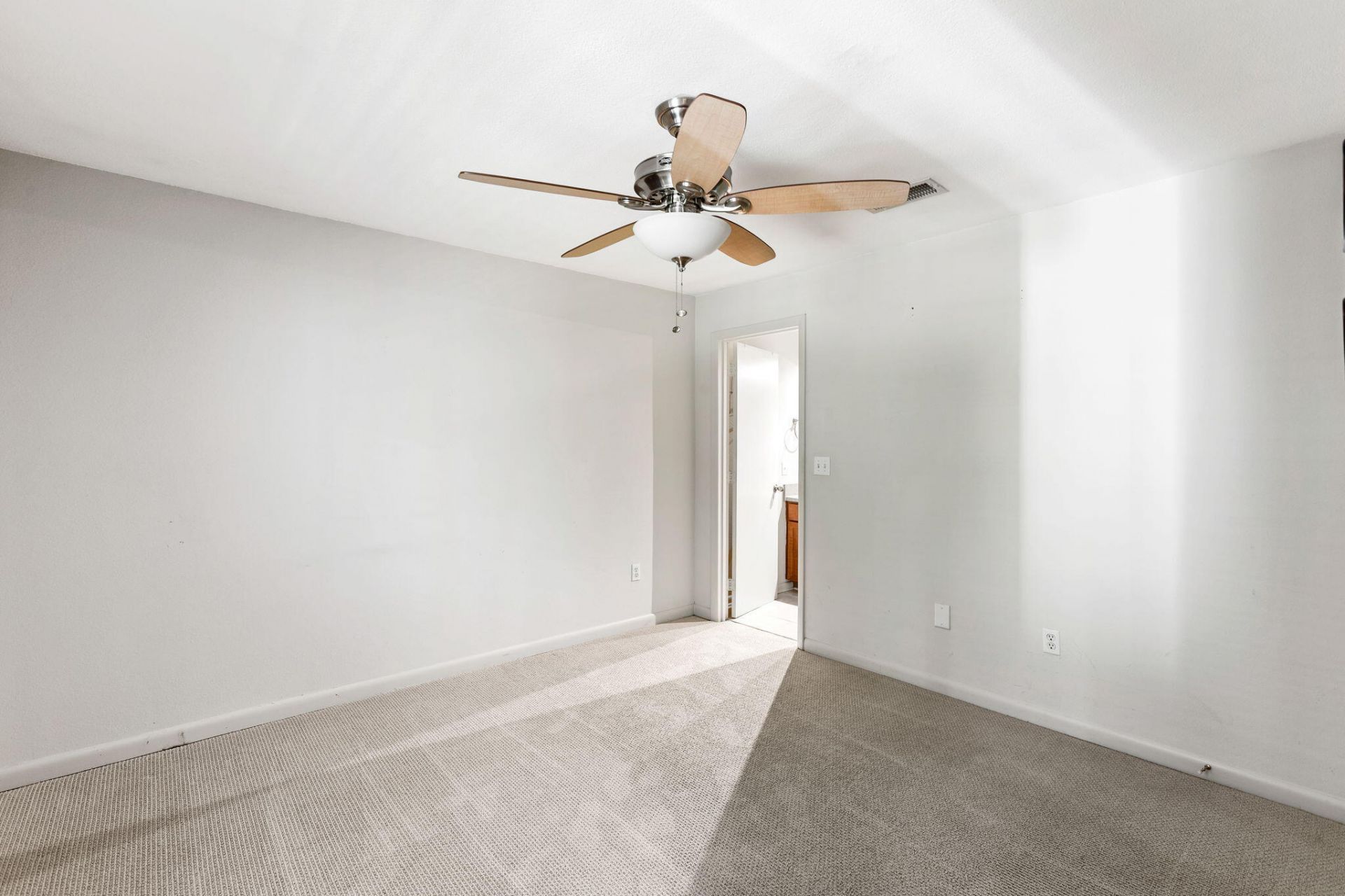 272 Alexandra Drive Photo 10
