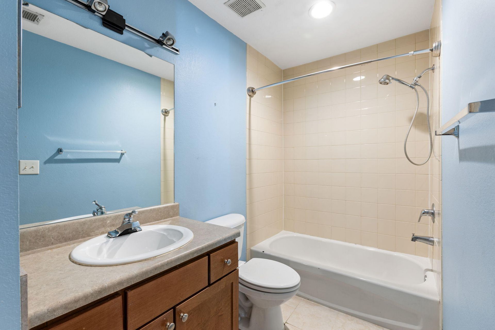 272 Alexandra Drive Photo 6