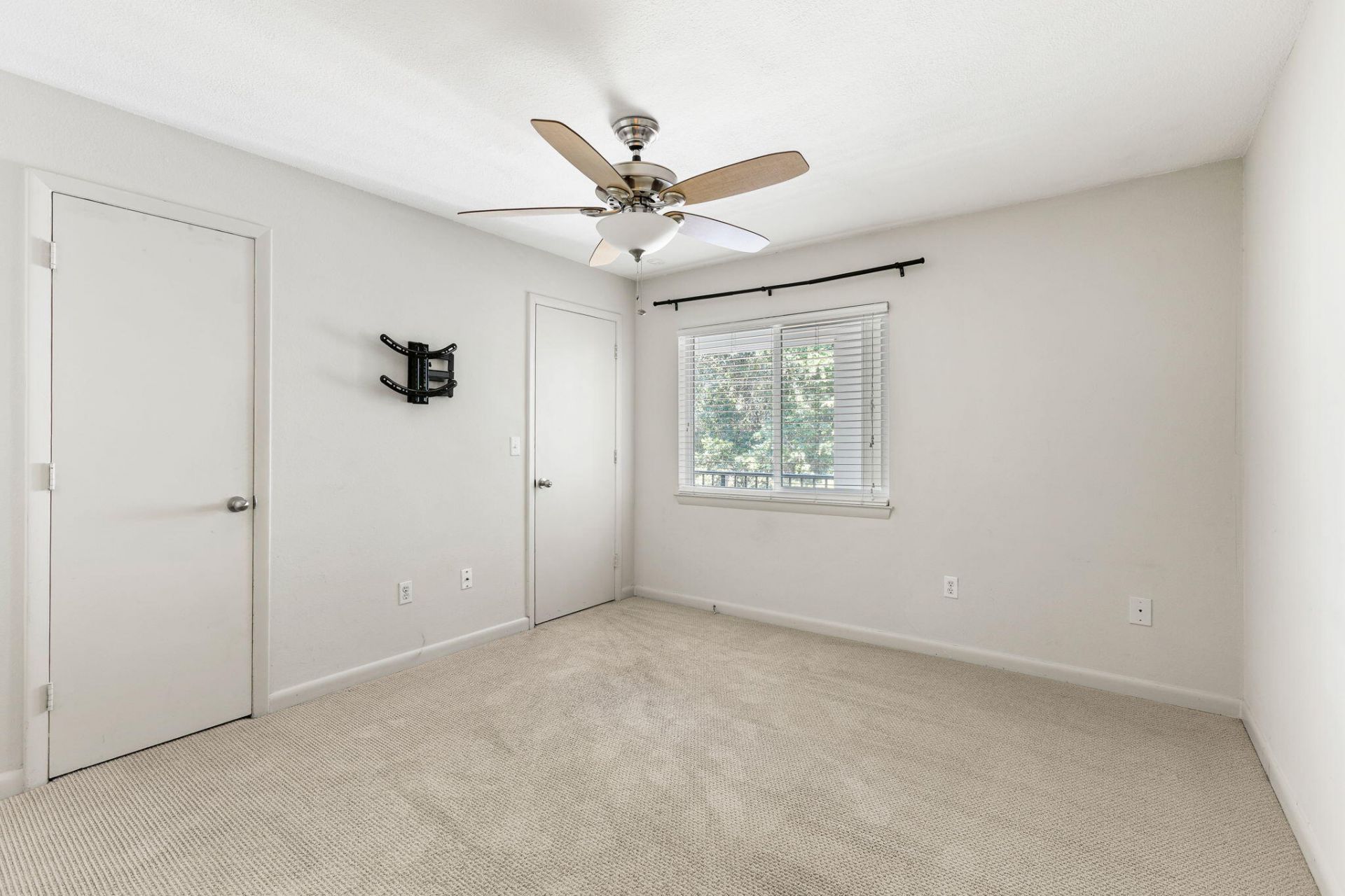 272 Alexandra Drive Photo 8
