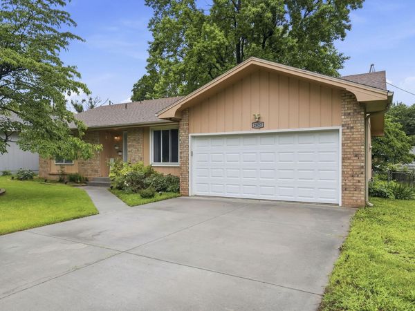 2627 S National Avenue , Springfield, MO 65807