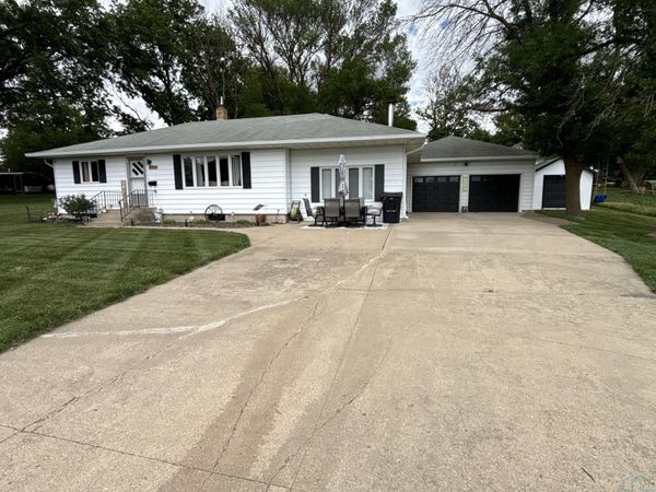 405 Milne Ave, Cushing, IA 51018