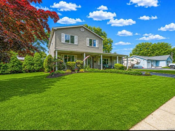 7 Resiak Court, Holbrook, NY 11741