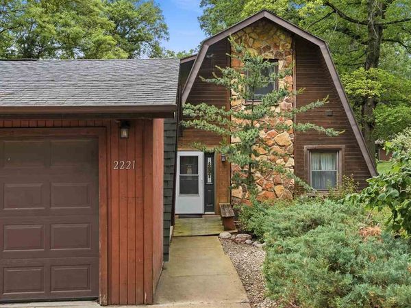 2221 Oak Road NE, North Liberty, IA 52317