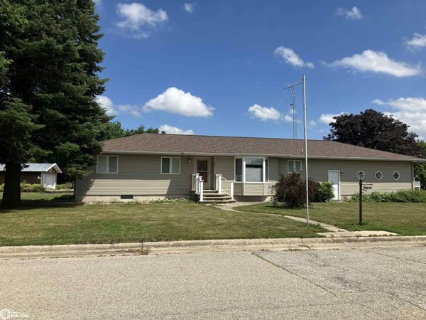 101 Southview Cir, Sheffield, IA 50475