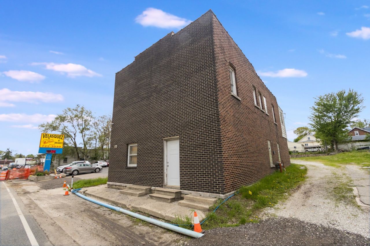 1917 N Broadway Street, Crest Hill, IL 60403 Main Photo