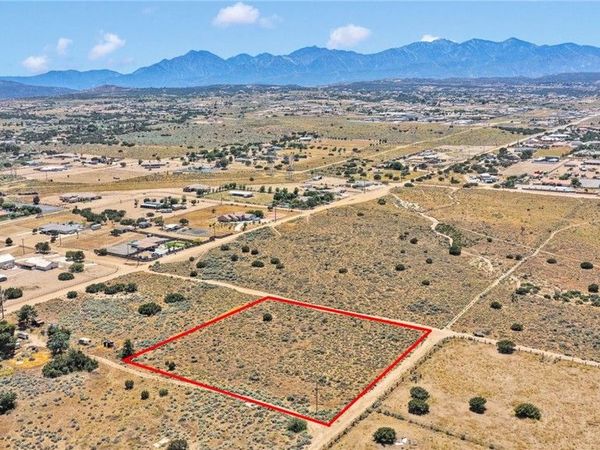 1 Buffalo Road, Oak Hills, CA 92344