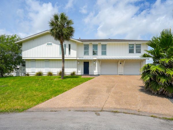 29 Whooping Crane Ln, Rockport, TX 78382