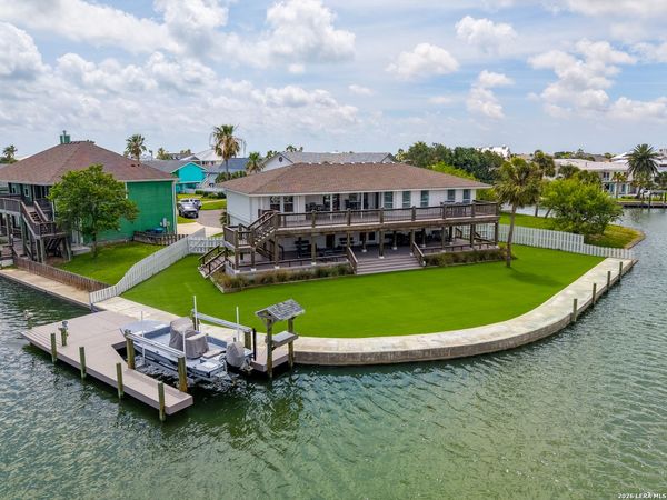 29 Whooping Crane Ln, Rockport, TX 78382