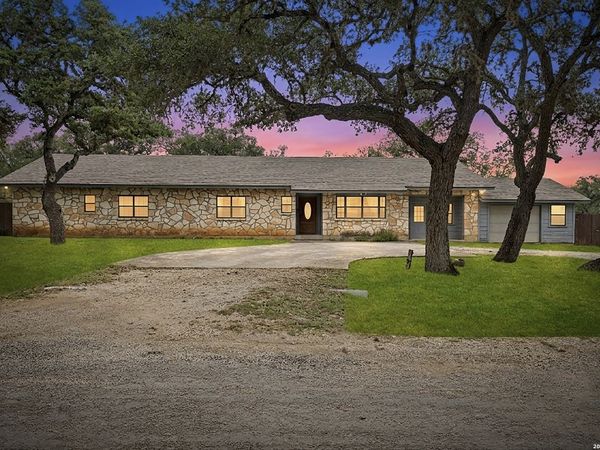 165 SETTLERS CIR, Bandera, TX 78003