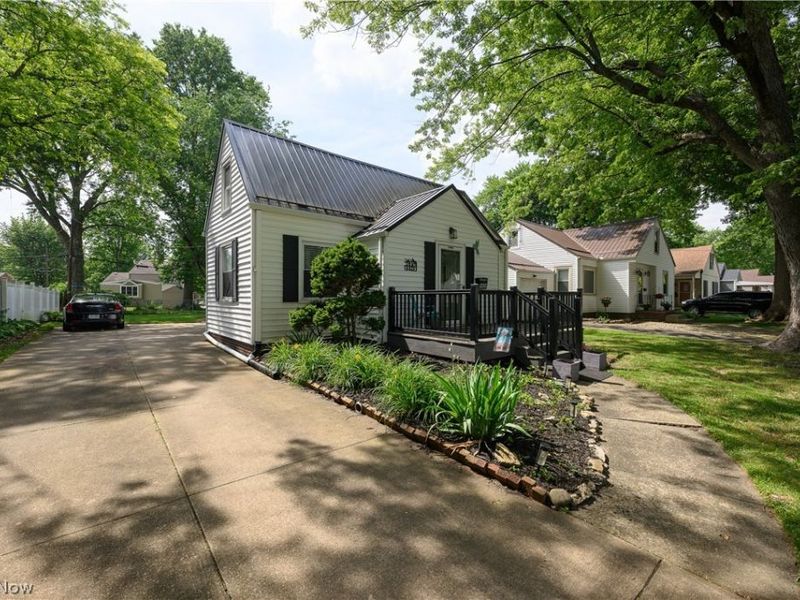 1421 Castlewood Avenue SW, North Canton, OH 44720 Photo 2