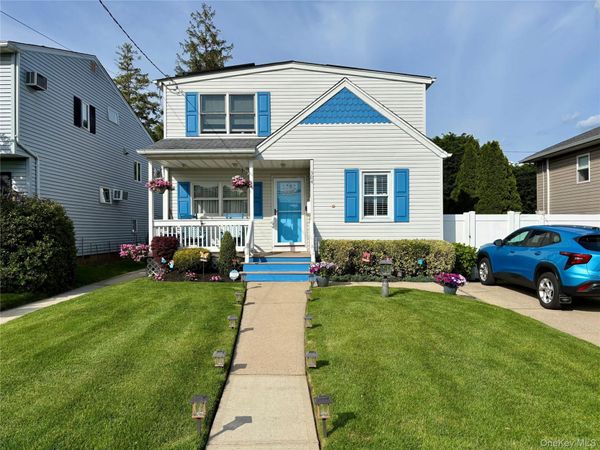 304 Lido Parkway , Lindenhurst, NY 11757