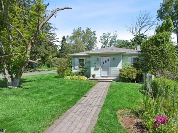 40 Maple Ln, Parsippany-Troy Hills, NJ 07034