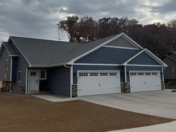 4915 Woodland Park Drive, Eau Claire, WI 54701