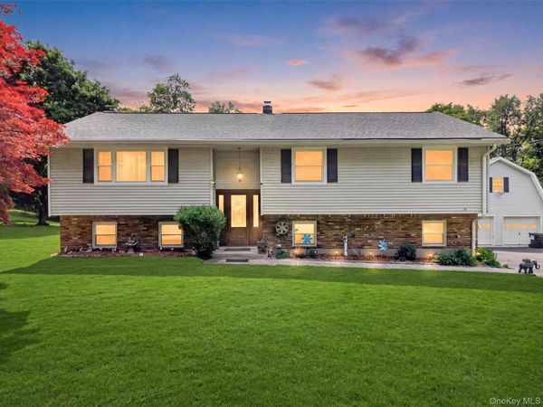 18 Helms Hill Road, Washingtonville, NY 10992