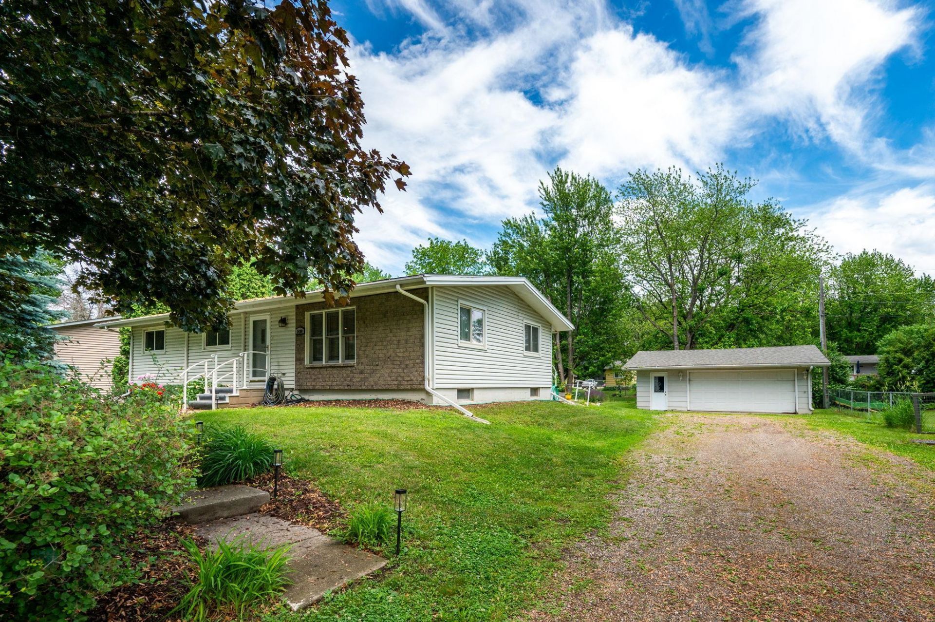 1490 Rainbow Avenue , Maple Plain, MN 55359