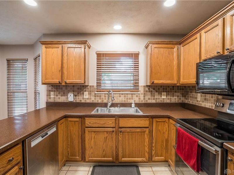 8751 Cannondale Lane, Huber Heights, OH 45424 Photo 8