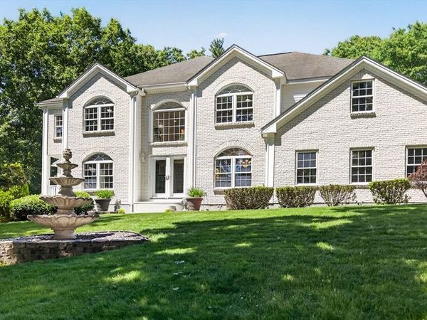 176 Robbs Hill Rd, Lunenburg, MA 01462
