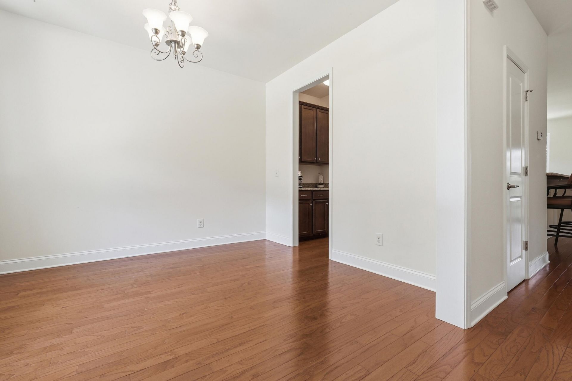 2432 Valentine Way Photo 4