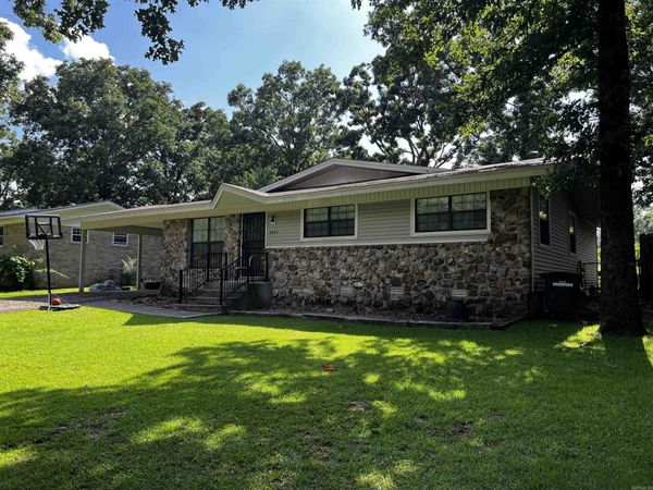 8903 Holiday Drive, Sherwood, AR 72120