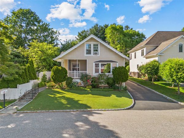 15 Pershing Avenue, Locust Valley, NY 11560
